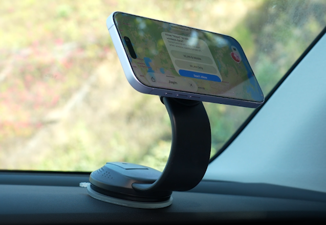 A smartphone stays firmly in place on the ANDERY MagSafe car mount during navigation.