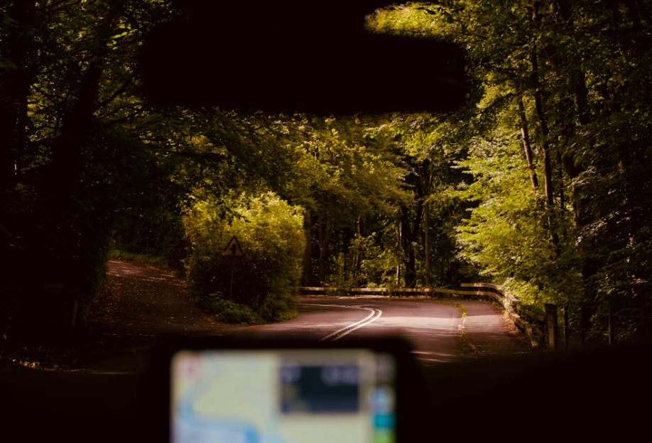 ANDERY MagSafe car mount. The driver keeps their phone in clear view using the ANDERY