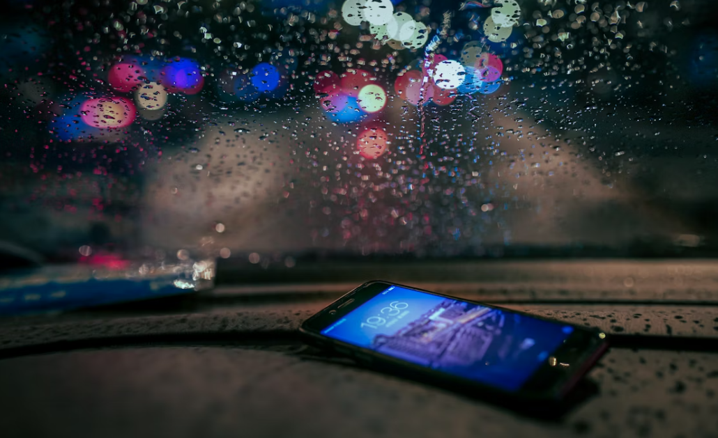 Drive safely while navigating with the ANDERY MagSafe car mount holding your phone.