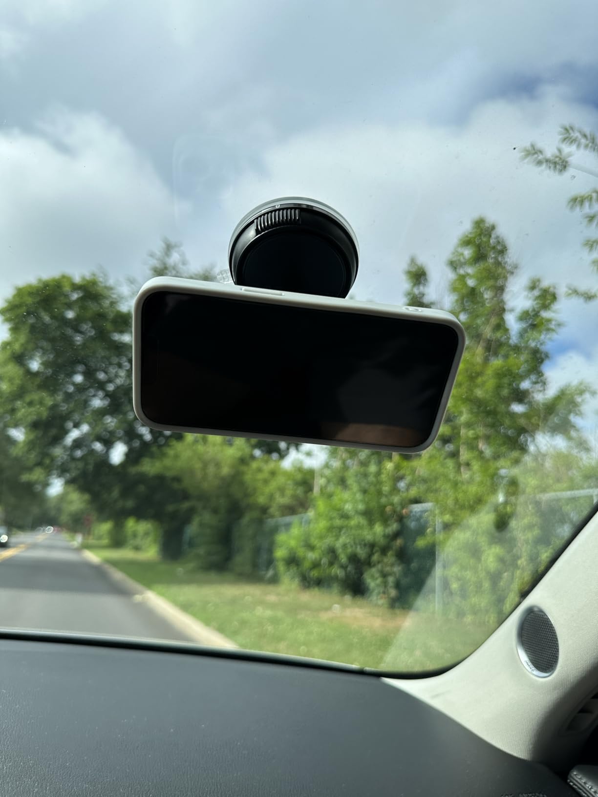 Curing Cabin Clutter: The Minimalist’s Guide to Smartphone Mounting