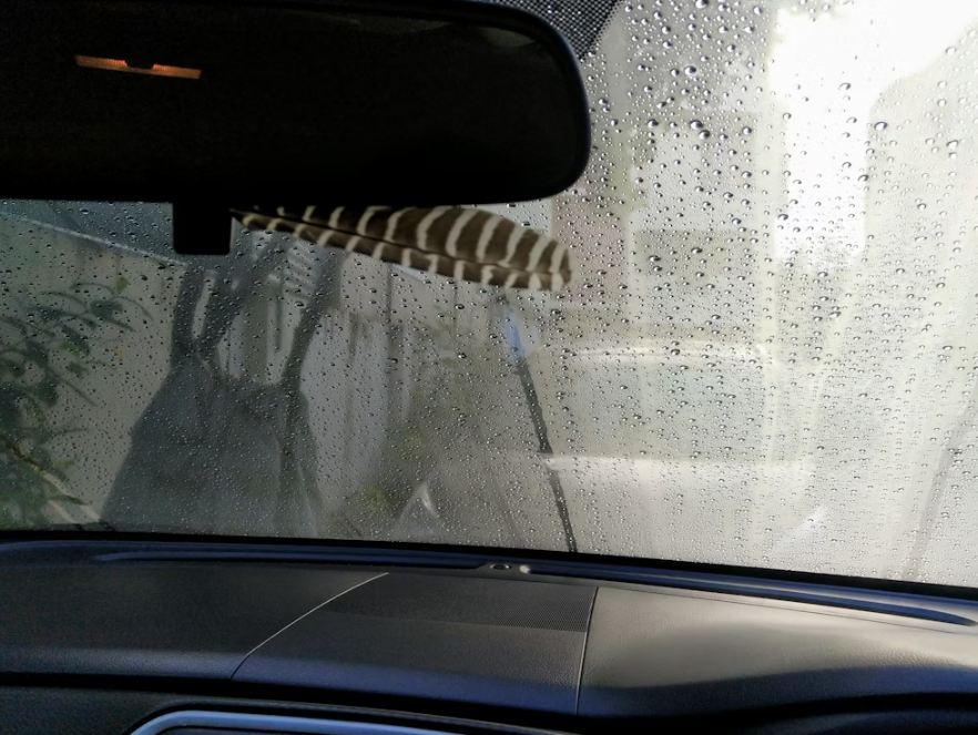 A smartphone stays firmly in place on the ANDERY MagSafe car mount during navigation.