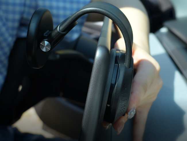 Drive safely while navigating with the ANDERY MagSafe car mount holding your phone.