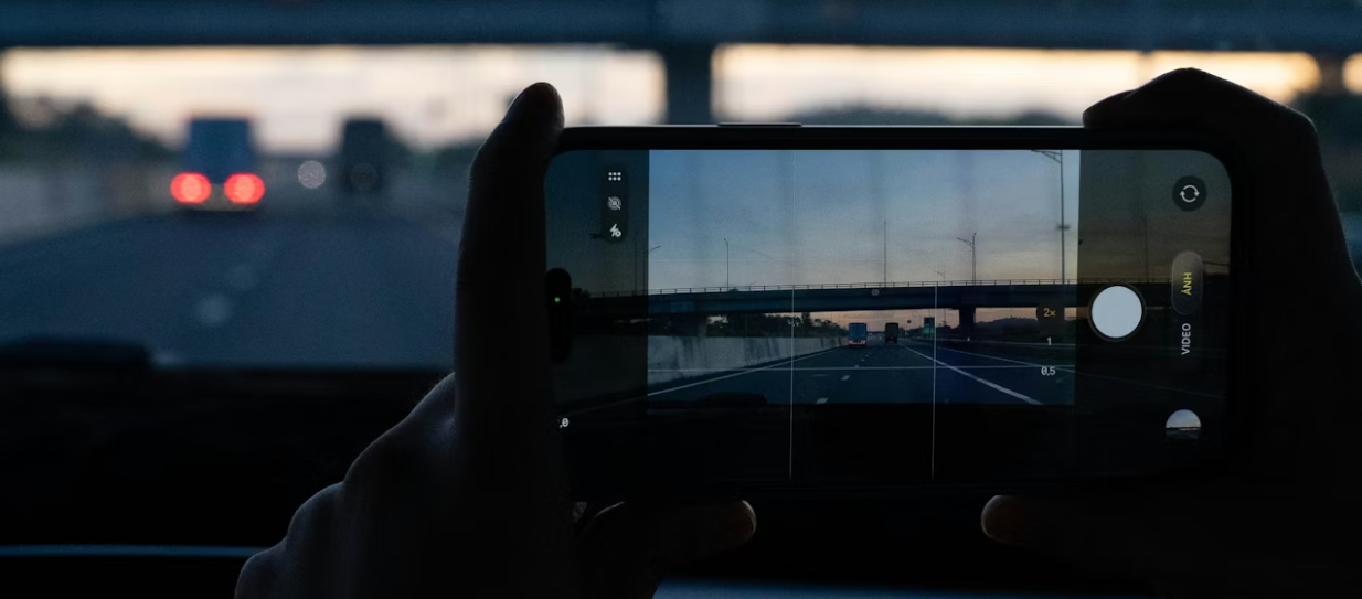 he ANDERY MagSafe car mount keeps the phone visible without distracting the driver.