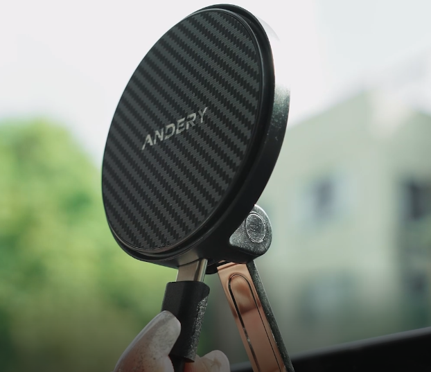 Drive safely while navigating with the ANDERY MagSafe car mount holding your phone.