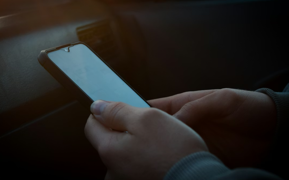 Extendable dashboard holder secured with smartphone vertical